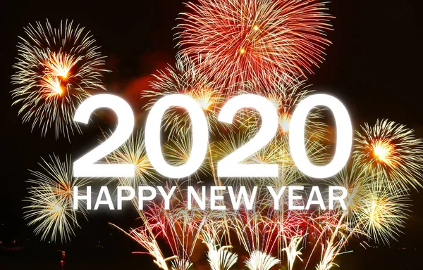新年のご挨拶2020年 休日のイベントで花火 ビーチでの新年の花火 夜空に色とりどりのバングが立ち上がる街の陽気な花火大会 — ストック写真