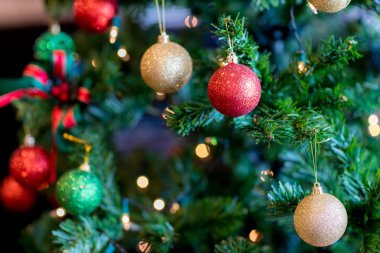 Odaklan Noel oyuncağı, balo süslemeleri bulanık arkaplanlı noel ağacına. Noel festivali. Verme mevsimi. Çocuklar için komik tatiller. arkaplan, duvar kağıdı, nesneler ve kopyalama alanı için resim.