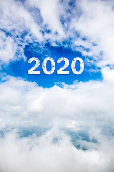 구름의 2020 2020 대푸른 하늘에 2020 비문푸른 배경에 태양에 비추는 — 스톡 사진