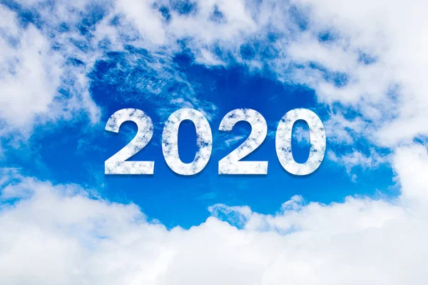 2020年天空云年 新年快乐的概念 2020年云彩与蓝天的对比2020年象征着蓝天的背景 蓝天是由明亮的阳光照射下的白烟形成的 — 图库照片