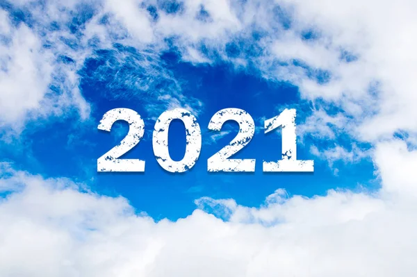 2021年空の雲 新年のコンセプト 青い空を背景に2021年の雲 明るい太陽に照らされた白い雲の煙から青い空の背景に2021年のシンボル碑文 — ストック写真