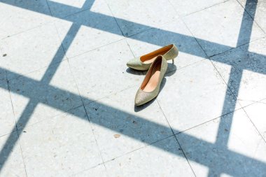 gelin ayakkabı yere yerleştirin. kahverengi halı düğün yüksek topuklu .düğün gelin moda. düğün kıyafetleri kostümü.