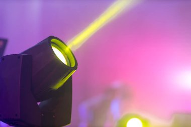 Sahne ışıkları, dumanlı parlak ışıklar, sahne aydınlatması. Sinema ışıkları, grunge duvarına karşı dumanlı. Konser ışıklandırma arkaplanı.