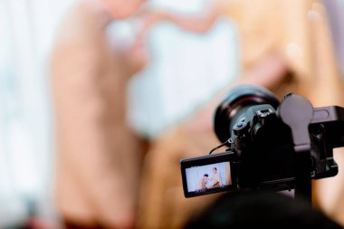 Steadicam Dslr fotoğraf makinesi için video prodüksiyon ile düğün törenine film çekim. aracı stabilize. sabitleyici kontrol makine. film teknolojisi. görüntü arka plan, nesneler ve kopya alanı için.