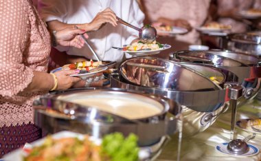 Açık büfe yemek kapalı et renkli meyve ve sebzeler ile lüks restoranda yemek hizmetleri gıda büfe Catering yemek yeme parti paylaşımı Concept.people grubu