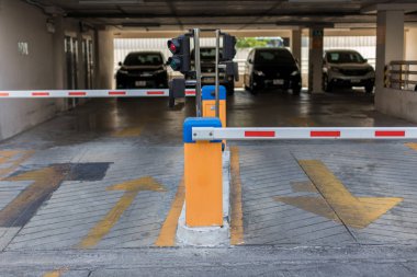 Otomatik park giriş sistemi. Bina erişimi için güvenlik sistemi. Gişeli bariyer kapısı, trafik konileri..