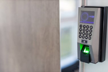 Makine Güvenlik konsepti ve güvenliği üzerinde parmak tadına varın. makine konseptinde el tarama parmağına yumuşak odak. İşadamı el tarama parmak makine, Teknoloji kavramı veya İş kavramı.