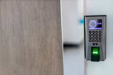 Makine Güvenlik konsepti ve güvenliği üzerinde parmak tadına varın. makine konseptinde el tarama parmağına yumuşak odak. İşadamı el tarama parmak makine, Teknoloji kavramı veya İş kavramı.