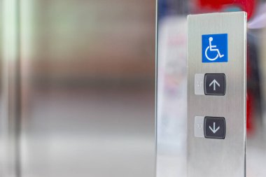 Pasifleştirilmiş kaldırma düğmesinin resmi. Paslanmaz çelik asansör paneli körler ve engelliler için düğmelere basıyor. Engelliler için düğmeye bas. İlgi ve teknoloji. Engelliler için asansör düğmeleri.