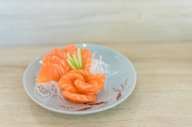 Japon yemekleri sashimi (çiğ balık dilimi, Japonya çiğ balık fileto (sashimi), çeşitli Japon sashimisomon dilimi. Üzerine wasabi ve soya soslu taze somon konmuş..