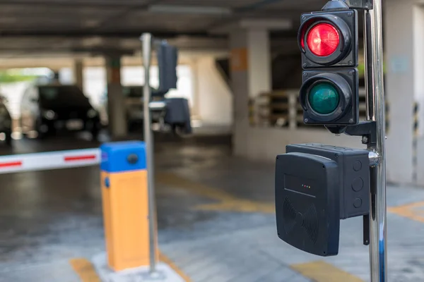 Parkhaus Automatisches Einfahrtssystem Sicherheitssystem Für Die Zufahrt Zum Gebäude Schrankenhaltestelle — Stockfoto