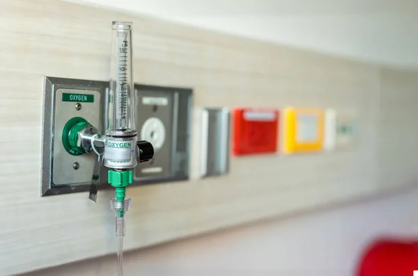 氧气流量计插在医院墙上的绿色插座上 医疗设备 墙壁里病人的氧气 医院Icu室内氧气气管连接 — 图库照片