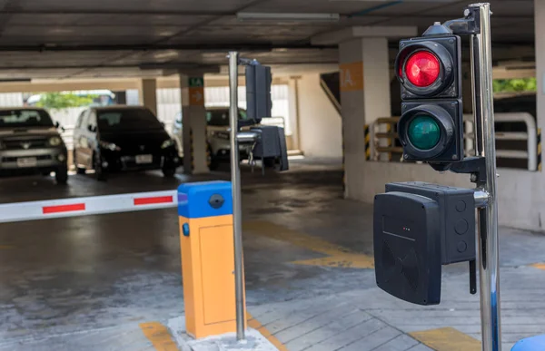 Parkhaus Automatisches Einfahrtssystem Sicherheitssystem Für Die Zufahrt Zum Gebäude Schrankenhaltestelle — Stockfoto