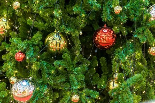 Noel Oyuncağı Bulanık Arkaplanlı Noel Ağacında Balo Süslemesi Noel Festivali - Stok İmaj