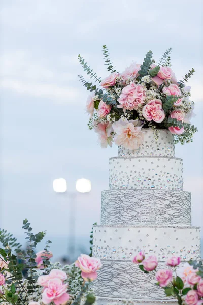用蛋糕泡装饰婚礼 仪式上点灯 漂亮的婚宴蛋糕 婚宴上喜庆蛋糕和泡泡的软弱无力 — 图库照片