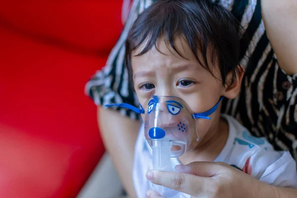 Spreyin Maskesiyle Hasta Çocuk Solunum Terapisi Bebeğin Astımı Var Nebulizasyona — Stok fotoğraf