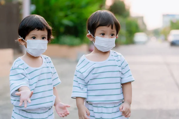 Dziecko Masce Ochronnej Ulicy Miejskiej Zanieczyszczeniem Powietrza Maska Higieniczna Twarz — Zdjęcie stockowe