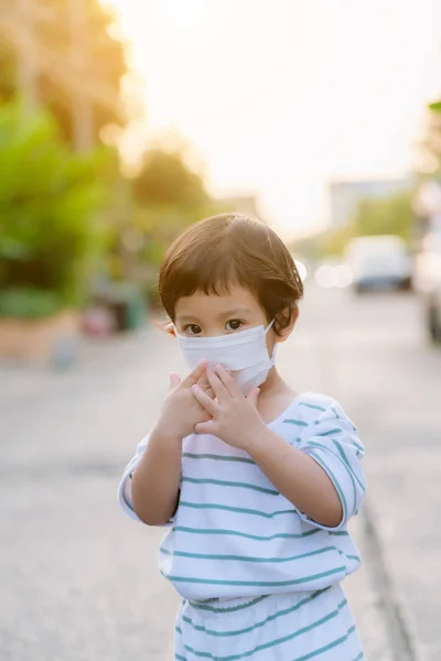 Child Wearing Protective Face Mask City Street Air Pollution Facial — Stok fotoğraf