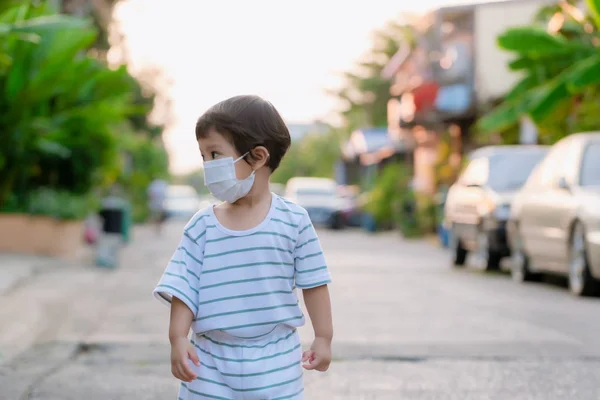 Child Wearing Protective Face Mask City Street Air Pollution Facial — Stockfoto