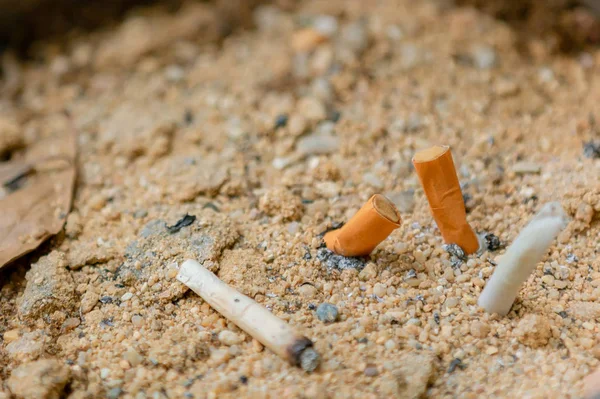 Kum Kül Tablasında Bir Sürü Sigara Koçanı Sigaraların Geri Kalanı — Stok fotoğraf