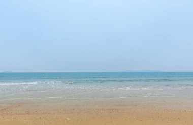 Tropik plaj. Seyşeller 'de güneşli sahil ve turkuaz deniz. Yaz tatili ve tropik plaj konsepti. Yazın deniz ve plajlar. 