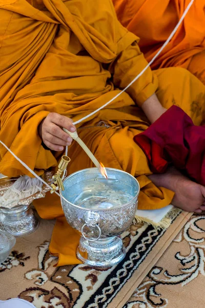 Budda Trzyma Świecznik Nad Święconą Miską Wody Ceremonia Religijna Buddyjska — Zdjęcie stockowe