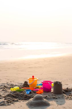 Plastik kum havuzu oyuncakları. Çocuklar tropikal kumsalda oyuncaklar. Plastik kürek ve deniz hayvanı şekilli oyuncaklar. Kumsaldaki çocuk aktiviteleri için favori oyuncaklar. Plaj oyuncaklarının tatil görüntüsü