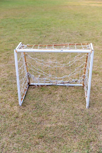 緑の芝生のフィールドにミニサッカーの目標 屋外ミニサッカーコート ミニサッカーのゴール — ストック写真
