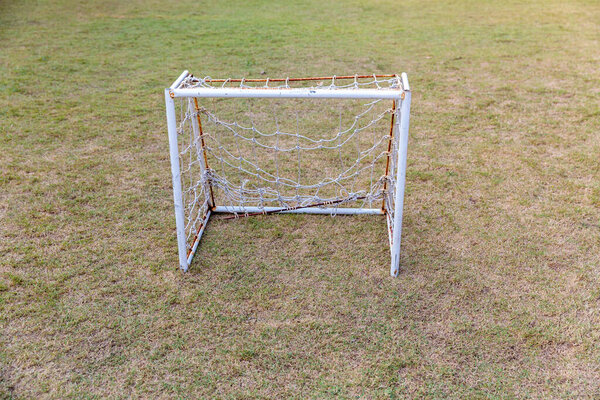 Гол в мини-футбол на зеленом травяном поле. Открытый мини-футбольный корт. Гол в мини-футбол
.