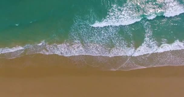 Vue de dessus image aérienne d'un drone d'une magnifique plage de paysage marin avec de l'eau turquoise avec de l'espace de copie pour votre texte.Belle plage de sable avec de l'eau turquoise, tir aérien de drone UAV