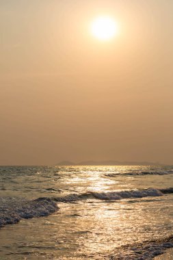 Alacakaranlık gökyüzü arka planı. Renkli gün batımı gökyüzü ve alacakaranlıktaki canlı gökyüzü. Ateşli turuncu günbatımı gökyüzü. Güzel