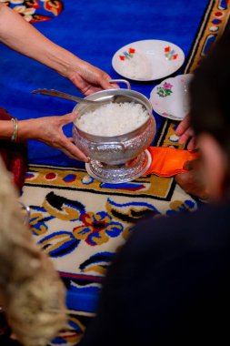 Gıda keşiş için sunuyoruz. Damat, geleneksel Tay düğün töreninde bir Budist rahip için gıda sadaka vermek. El koymak Gıda teklifleri bir Budist Keşiş 's sadaka kabın içinde iken. Budistler gıda kase sunuyoruz.