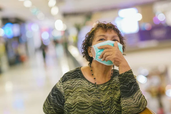 Wanita Asia Tua Bertopeng Untuk Covid Untuk Perlindungan Terhadap Virus — Stok Foto