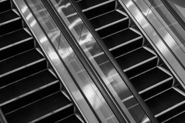 Modern Mozgólépcső Bevásárlóközpontban Escalator Egy Reptéren Emberek Nélkül Mozgólépcsők Szimmetriában — Stock Fotó