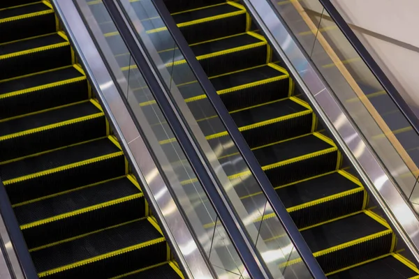Moderne Rolltreppe Einkaufszentrum Rolltreppe Auf Einem Flughafen Ohne Menschen Rolltreppen — Stockfoto