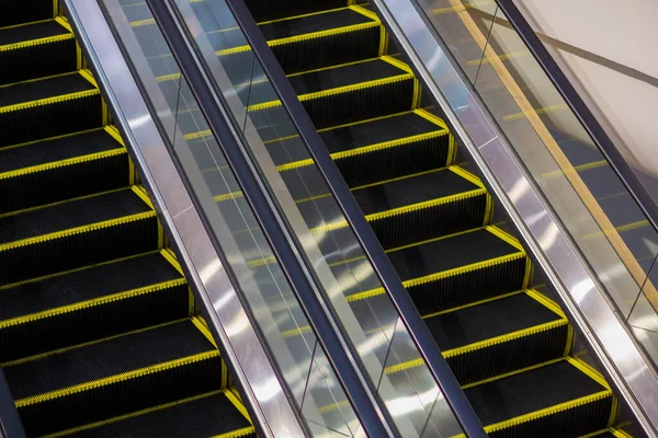 Moderna Escalera Mecánica Centro Comercial Escaleras Mecánicas Aeropuerto Sin Personas —  Fotos de Stock