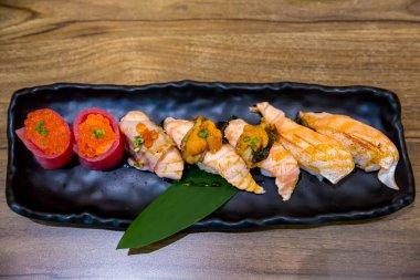 Taze somon suşi, somon maki rulo Japon gıda Restoran, tabak somon suşi. Açık büfe masada Japon lezzetinin karışık çeşitliliği ile suşi tabağı.