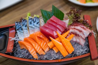 Japon gıdalar sashimi (çiğ dilimlenmiş balık, Japonya çiğ taze balık fileto (sashimi) , Çeşitli Japon sashimi