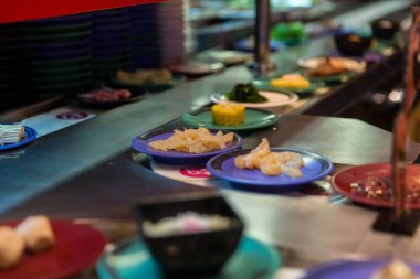 Japon restoranı yemek taşıyıcısı ya da açık büfe. Japon restoranındaki bulanık geçmişi olan kuşak suşisi..