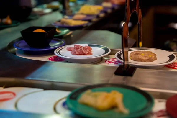 Japón Restaurante Alimentos Cinta Transportadora Buffet Sushi Cinturón Restaurante Japón —  Fotos de Stock