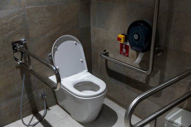 Büyük bir binada umumi tuvaletler. Engelliler için modern tuvalet. Tuvaleti ya da yaşlıları etkisiz hale getirin. Banyodaki engelliler ve yaşlılar için tırabzan..