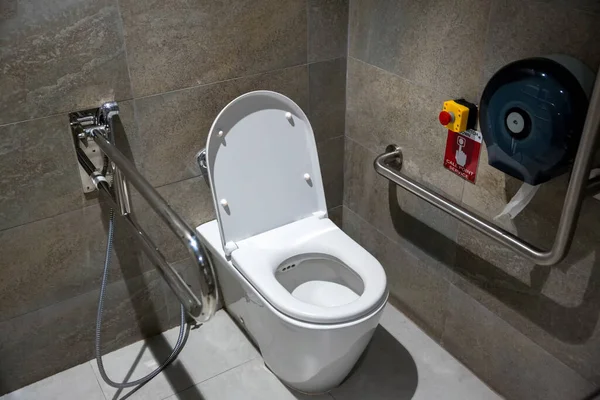 大型建筑物中的公共残疾厕所 残疾人的现代卫生间 里面不能用厕所或老年人 浴室里的残疾人和老年人的扶手 — 图库照片