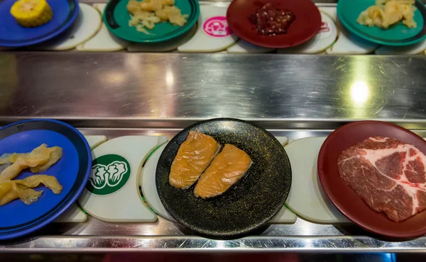 Japão Restaurante Comida Transportadora Cinto Buffet Sushi Cinto Japão Restaurante — Fotografia de Stock