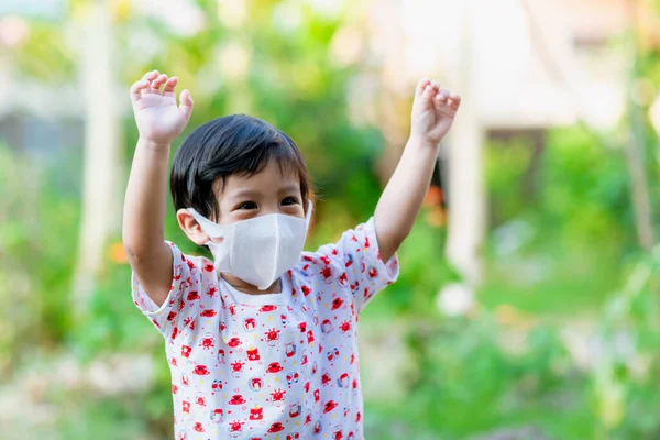 Child Wearing Protective Face Mask City Street Air Pollution Facial — Stok fotoğraf