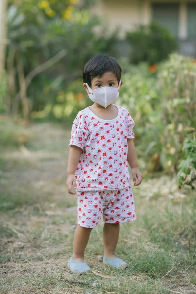 Child Wearing Protective Face Mask City Street Air Pollution Facial — Stok fotoğraf