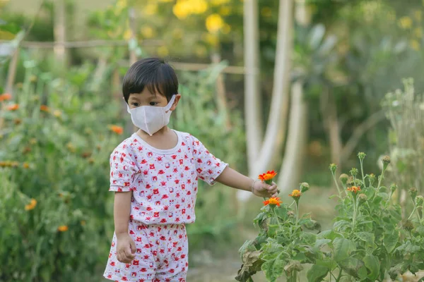 Kind Mit Mundschutz Auf Einer Straße Der Stadt Mit Luftverschmutzung — Stockfoto
