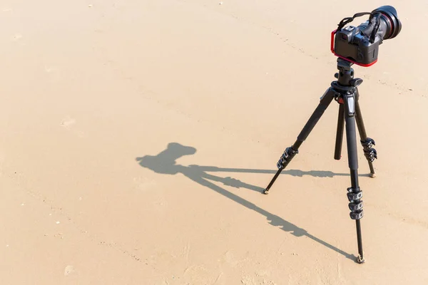 Cień Aparatu Fotograficznego Statywie Proces Fotografowania Tle Piaszczystej Plaży Cień — Zdjęcie stockowe