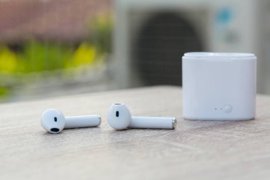 Kablosuz bluetooth kulaklık ve şarj çantası. Kablosuz kulaklıklar. Yeni modern telefon için bluetooth kulaklıklar.