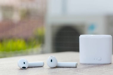 Kablosuz bluetooth kulaklık ve şarj çantası. Kablosuz kulaklıklar. Yeni modern telefon için bluetooth kulaklıklar.