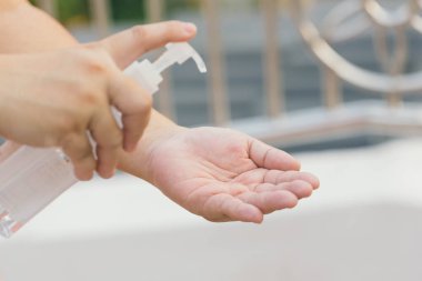 Mikrop, bakteri ve virüs yayılmasını önlemek için el yapımı alkol spreyi ya da anti bakteri spreyi. Jel, Corona virüsünün hijyen önleyici ellerini ovala. Enfeksiyon ve konuksever konsept.